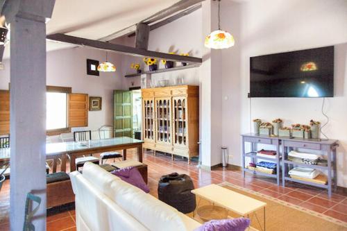 CASA PARISEO con Jacuzzi, Chimenea, BBQ, Bar y mucho más (CASA PARISEO con Jacuzzi, Chimenea, BBQ, Bar y mucho mas) in Almazan