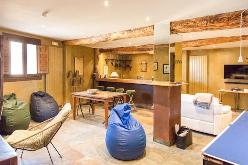 CASA PARISEO con Jacuzzi, Chimenea, BBQ, Bar y mucho más (CASA PARISEO con Jacuzzi, Chimenea, BBQ, Bar y mucho mas) in Almazan