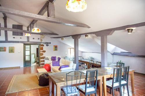 CASA PARISEO con Jacuzzi, Chimenea, BBQ, Bar y mucho más (CASA PARISEO con Jacuzzi, Chimenea, BBQ, Bar y mucho mas) in Almazan