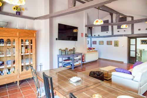 CASA PARISEO con Jacuzzi, Chimenea, BBQ, Bar y mucho más (CASA PARISEO con Jacuzzi, Chimenea, BBQ, Bar y mucho mas) in Almazan