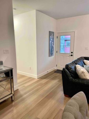 Adorable 1 Bedroom Suite- a skip to Galloping Goose