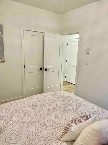 Adorable 1 Bedroom Suite- a skip to Galloping Goose