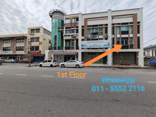 Karaoke & Snooker 3BR 14-18pax 4 min WALK to Jonker