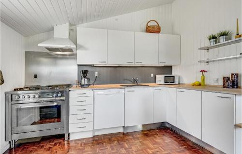 Kitchen, Beautiful Home In Ebeltoft With Wifi in Ebeltoft