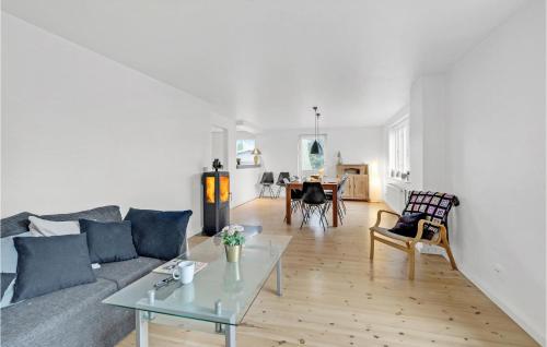  Schönes Haus Mit 2 Schlafzimmern In in Bøtø By