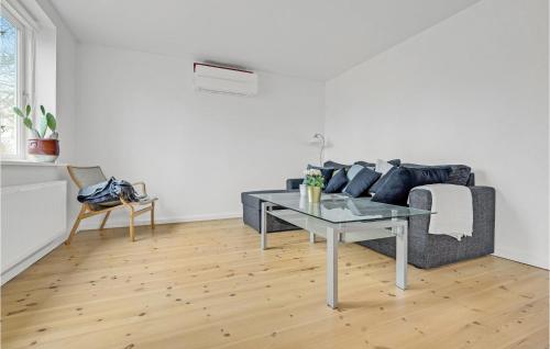  Schönes Haus Mit 2 Schlafzimmern In in Bøtø By