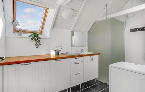 Bany, 4 Bedroom Amazing Home In Glesborg in Glesborg