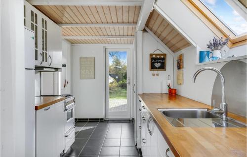 cuina, 4 Bedroom Amazing Home In Glesborg in Glesborg