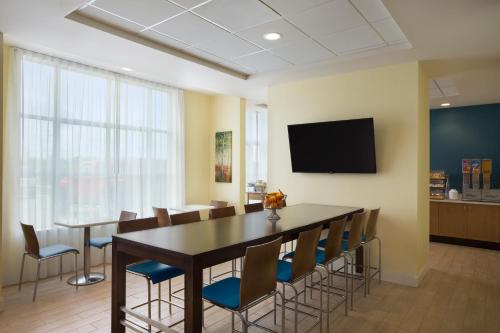 Koplietošanas atpūtas telpa ar TV, Days Inn & Suites by Wyndham Belmont in Morristown (OH)