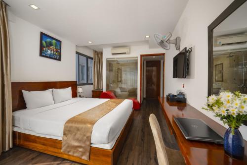 Deluxe King Room image 10
