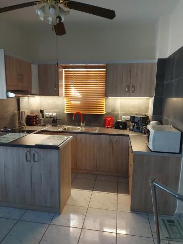  Helens family house near the sea in Vari