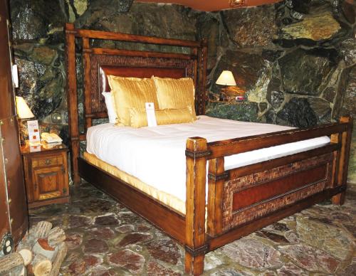 44223079 Madonna Inn
