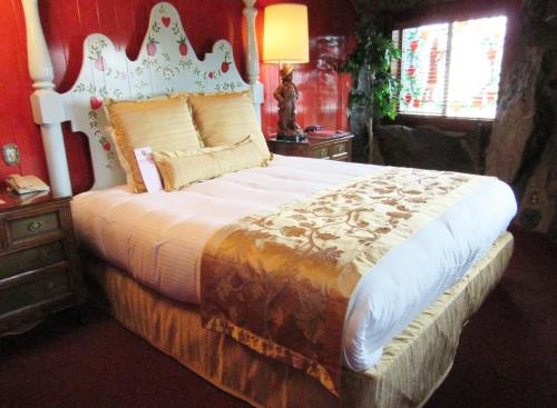 44223420 Madonna Inn