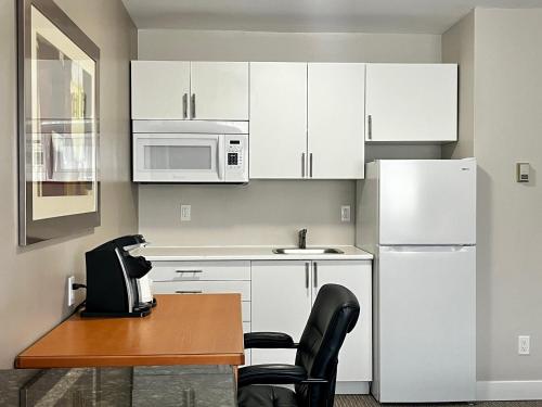 Kitchen, Anavada Inn & Suites - Prince George in Prince George City Center