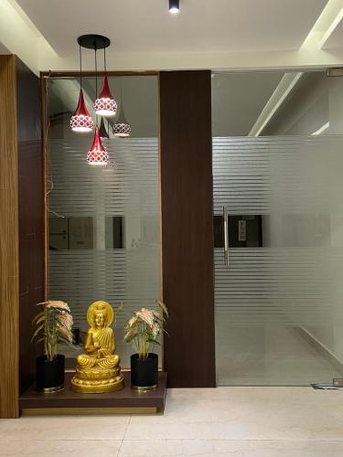 Išorė, Le Shiv Executive Suite in Thenis