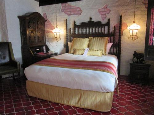44224154 Madonna Inn