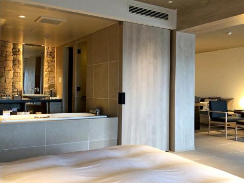 room detail thumbnail 2