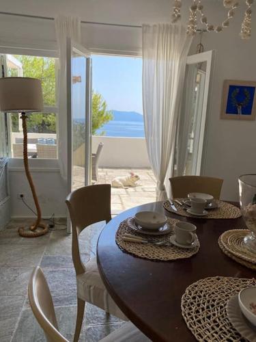 Villa Bounatsa with access to semi-private beach