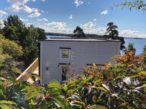 숙소 외관, Lakefront Villa with Private Dock and Sunset Views in 스카홀멘 / 쿤겐스 쿠르바