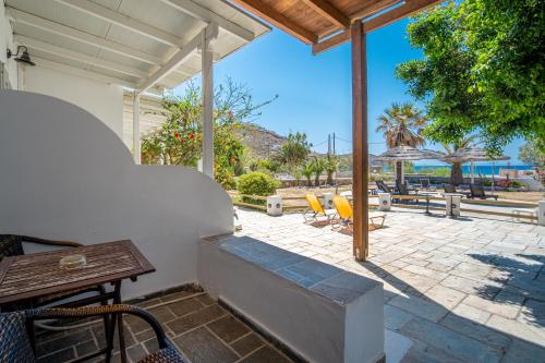 ISALOS ROOMS ON THE BEACH 2