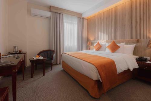 Standard King Room image 2