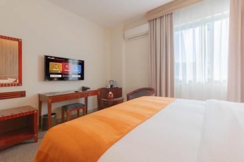 Standard King Room image 3