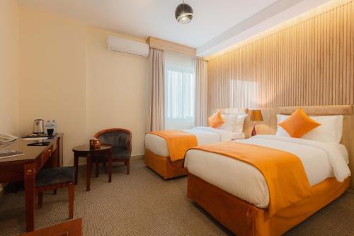 Standard Twin Room image 3