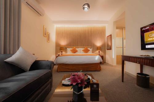 Deluxe King Room image 3