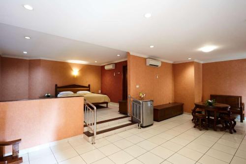 Hotel 678 Cawang powered by Cocotel Room Type - Suite with City View
