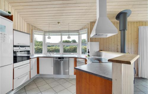 廚房, Nice Home In Hovborg With Sauna in 霍堡