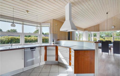 廚房, Nice Home In Hovborg With Sauna in 霍堡