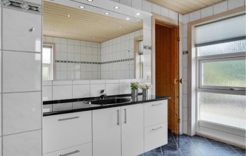 浴室, Nice Home In Hovborg With Sauna in 霍堡