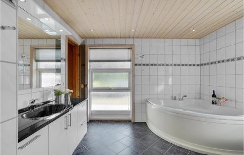 浴室, Nice Home In Hovborg With Sauna in 霍堡