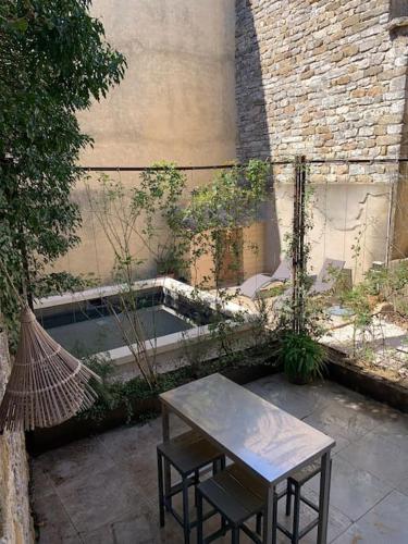 Maison atypique avec jardin et piscine