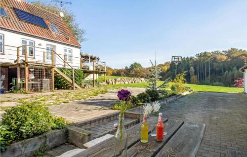  Cozy Apartment In Gudhjem With Kitchen in Gudhjem