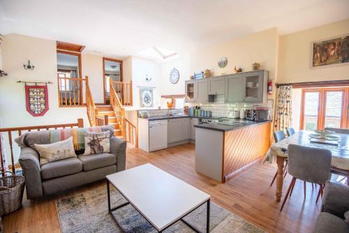 Frankaborough Farm Holiday Cottages - image 4