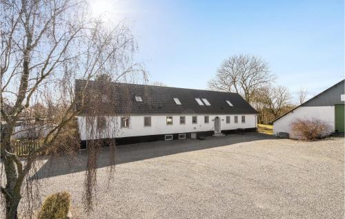  Stunning Home In Hjslev With Wifi And 7 Bedrooms, Pension in Højslev