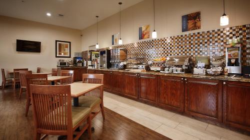 Best Western Plus Hobby Airport Inn & Suites in South Houston