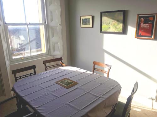 Зручності, Grand top floor apartment in the Royal Bank House in Мейбоул