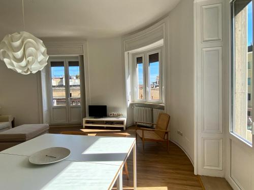 SUNNY Central bright apt, historical living Matera