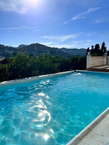 Chalet avec piscine et orangers