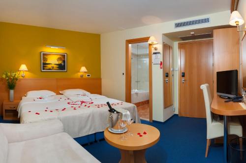 Double or twin room, partial sea view