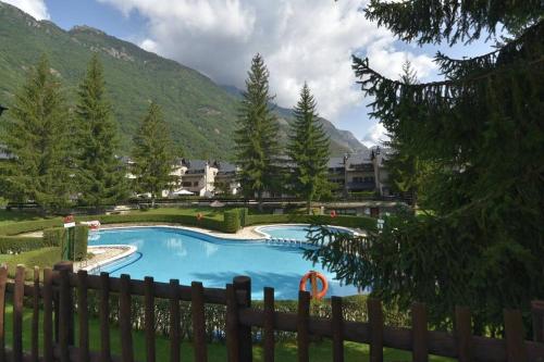 Acogedor apartamento de montaña con jardín y piscina - Apartment - Benasque