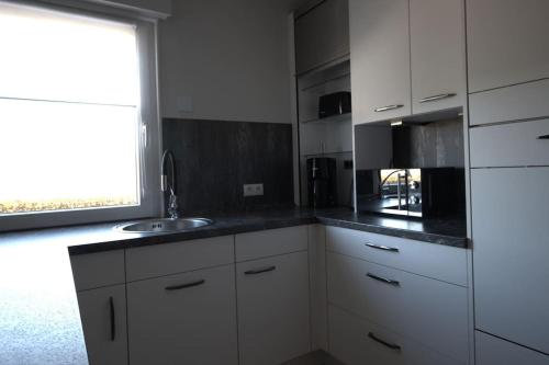virtuve, STRANDLIEBE 100 qm Gartenwohnung (eingezäunt), 15 Gehminuten zum Strand (STRANDLIEBE 100 qm Gartenwohnung (eingezaunt), 15 Gehminuten zum Strand) in Neukirchen (Schleswig-Holstein)