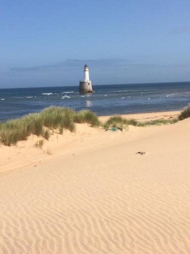 Spacious 5BR Home in Downtown Historic District (Berryhill East Steading - 3 bedroom 2 bathroom self-catering - sleeps 6 - Private off-road parking -) in Peterhead