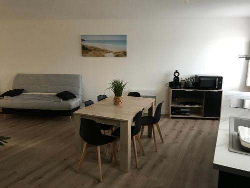 Appartement numéro 8 (Appartement numero 8) in Yvre-l'Eveque