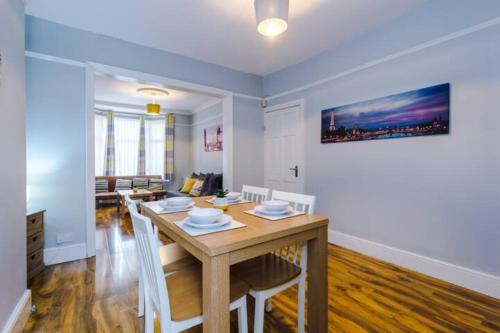 Anfield House 3 Bedroom 2 Mins from Anfield Stadium Sleeps 7 - image 4