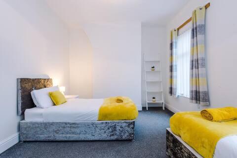 Anfield House 3 Bedroom 2 Mins from Anfield Stadium Sleeps 7 - image 5