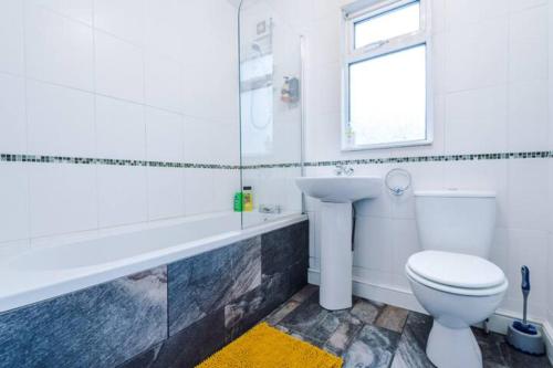 Anfield House 3 Bedroom 2 Mins from Anfield Stadium Sleeps 7 - image 14