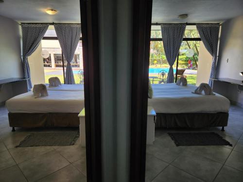 Elephant Lake Hotel Room Type - King Room - Interleading